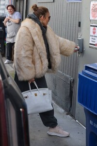 Jennifer-Lopez---Seen-as-she-heads-to-the-dance-studio-09.jpg