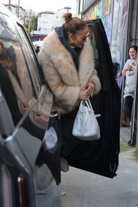 Jennifer-Lopez---Seen-as-she-heads-to-the-dance-studio-10.jpg