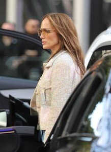 Jennifer-Lopez---With-Ben-Affleck-were-spotted-arriving-at-the-Lakers-game-in-Los-Angeles-02.jpg