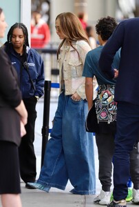 Jennifer-Lopez---With-Ben-Affleck-were-spotted-arriving-at-the-Lakers-game-in-Los-Angeles-04.jpg