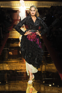 JohnGalliano2011WomenSS79.thumb.jpg.c996bc6366f85c13209753e4eb0af496.jpg