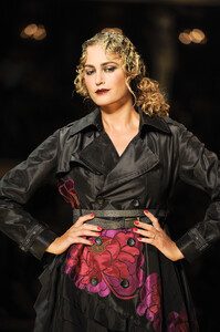 JohnGalliano2011WomenSS80.thumb.jpg.919f4b7cdde02d8180fa2cb3e9778624.jpg