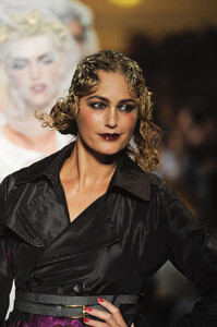 JohnGalliano2011WomenSS81.thumb.jpg.724750c7f1e8d75ab3962372945b131c.jpg