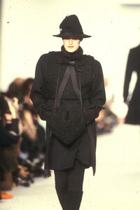 KarlLagerfeld1987WomenRTW27.thumb.jpg.cc01cd76104af2d1854a1354f2b92c85.jpg