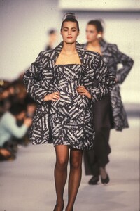 KarlLagerfeld1987WomenRTW31.thumb.jpg.65609b0ad69987f407451f022937db41.jpg