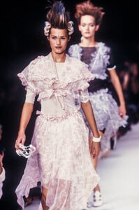 KarlLagerfeld1994WomenRTW147.thumb.jpg.8fddcb1f563488776daf3e5fba6dbe82.jpg