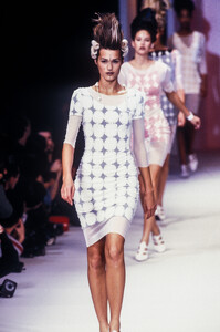 KarlLagerfeld1994WomenRTW32.thumb.jpg.193c44f0f21cbd5eacda320129c91a0d.jpg