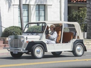 Katy-Perry---Seen-with-her-three-year-old-daughter-Daisy-Bloom-in-Montecito-01.jpg