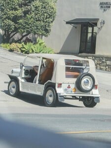 Katy-Perry---Seen-with-her-three-year-old-daughter-Daisy-Bloom-in-Montecito-06.jpg