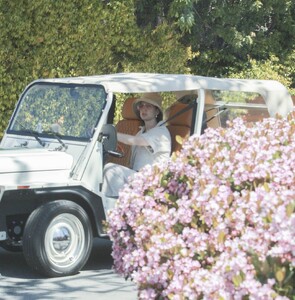 Katy-Perry---Seen-with-her-three-year-old-daughter-Daisy-Bloom-in-Montecito-11.jpg