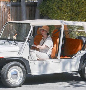 Katy-Perry---Seen-with-her-three-year-old-daughter-Daisy-Bloom-in-Montecito-13.jpg