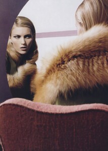 Lagerfeld_Fendi_Fall_Winter_2010_11_03.thumb.jpg.1444b3662ab988e15c766dee047fa07c.jpg