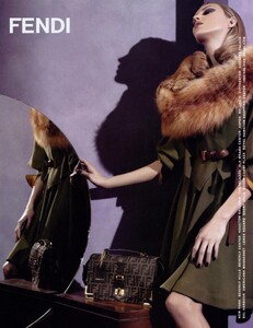 Lagerfeld_Fendi_Fall_Winter_2010_11_09.thumb.jpg.9303e4dad92b4afbce074dc794574213.jpg