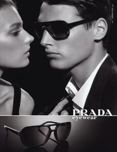 Meisel_Prada_Eyewear_Fall_Winter_2010_11_01.thumb.jpg.057ad7ebf808814d9e0317f42af68bbd.jpg