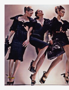 Meisel_Prada_Spring_Summer_2009_11.thumb.jpg.4cda2f532df0cd29cc2e2e07eb1a6e8f.jpg