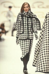 OscardelaRenta1992WomenFW11.thumb.jpg.49bc9318d03125436183d020bb2a2844.jpg