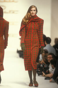 OscardelaRenta1992WomenFW14.thumb.jpg.d580c08d8389e80be1fe2a2ac608ce06.jpg