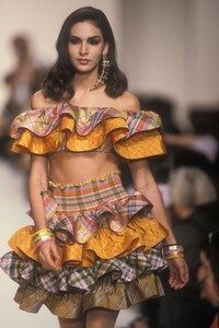 OscardelaRentaSS1992(2).thumb.jpg.8467ab8204139e208f582664bb5b2f51.jpg