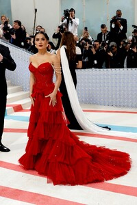 Salma_Hayek_-_2023.05.01_-_008.jpg