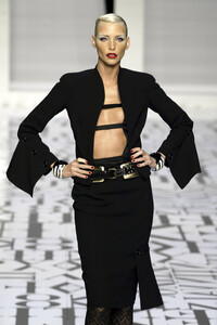 Valentino2004WomenFW34.thumb.jpg.9dd3cf83a77ac86a97f340d8384887f2.jpg