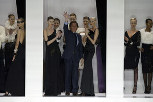 Valentino2004WomenFW45.thumb.jpg.ce01906c2f99f2ef0b048f4294791337.jpg