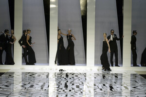 Valentino2004WomenFW46.thumb.jpg.ba15808acfdbeea1732a8d3e1bfb646f.jpg