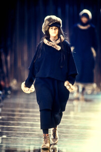 YohjiYamamoto1992WomenRTW40.thumb.jpg.74c66613bdd78d82a09617b2cc7a9dd8.jpg