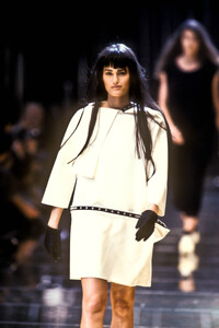 YohjiYamamoto1992WomenRTW45.thumb.jpg.84184cce19105cf6f589329c1fbaa47c.jpg