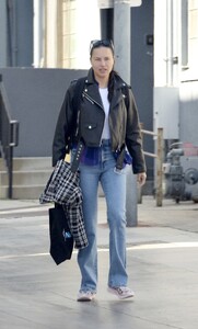 adriana-lima-spotted-in-los-angeles-12943607295.thumb.jpg.fbb9b7beca27111f8f8406907e671029.jpg