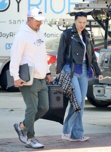 adriana-lima-spotted-in-los-angeles-33493607297.thumb.jpg.dfbd4c21ec2cdafd40f21294b04405f7.jpg