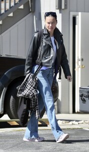 adriana-lima-spotted-in-los-angeles-42193607300.thumb.jpg.b58779b50c40d0bacc5758c612c17ebd.jpg