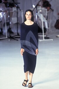 amyWears98chalayan-36.thumb.jpg.15d765943906851ea06e9655287ba219.jpg