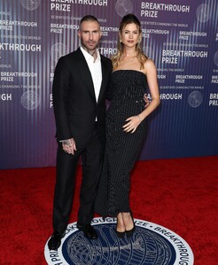 behati-prinsloo-attends-the-10th-annual-breakthrough-prize-ceremony-in-los-angeles-17393614726.jpg