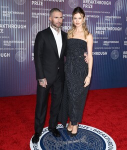 behati-prinsloo-attends-the-10th-annual-breakthrough-prize-ceremony-in-los-angeles-18993614721.jpg
