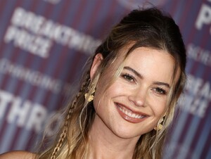 behati-prinsloo-attends-the-10th-annual-breakthrough-prize-ceremony-in-los-angeles-26063614735.jpg