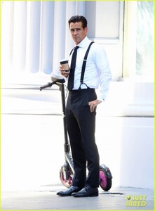 colin-farrell-suit-tie-apple-series-sugar-filming-01.thumb.jpg.ef001f6152e66f2e5698d2b53b7510fb.jpg