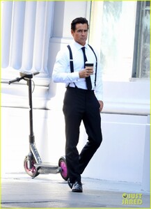 colin-farrell-suit-tie-apple-series-sugar-filming-05.thumb.jpg.edb1298ec2d4280b99fa09d0fe9237a0.jpg