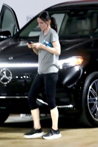 courteney-cox-arriving-at-gym-in-beverly-hills-03-19-2024-2.thumb.jpg.10978cb3da716afb258ae67db5f5e206.jpg