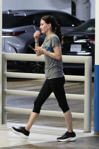 courteney-cox-arriving-at-gym-in-beverly-hills-03-19-2024-3.thumb.jpg.519f2f72b49bdb11108f67e262165857.jpg