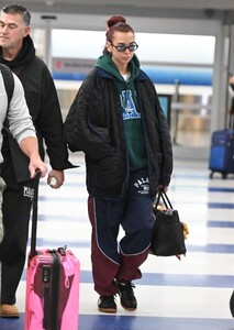 dua-lipa-at-jfk-international-airport-in-new-york-04-22-2024-2.jpg