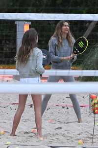 gisele and vivian in miami january 17 2024 1.jpeg