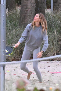 gisele and vivian in miami january 17 2024 17.jpeg