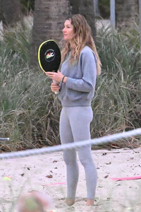 gisele and vivian in miami january 17 2024 20.jpeg