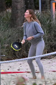 gisele and vivian in miami january 17 2024 22.jpeg