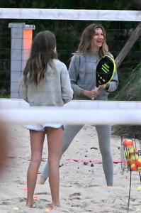 gisele and vivian in miami january 17 2024 34.jpeg