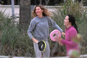 gisele and vivian in miami january 17 2024 35.jpeg