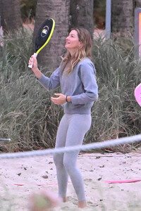 gisele and vivian in miami january 17 2024 4.jpeg