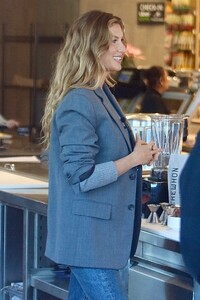 gisele at erewhon la january 11 2024 11.jpeg