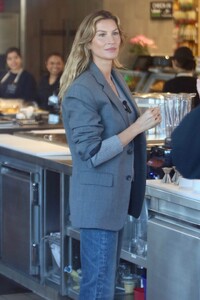 gisele at erewhon la january 11 2024 20.jpeg