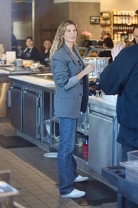 gisele at erewhon la january 11 2024 21.jpeg